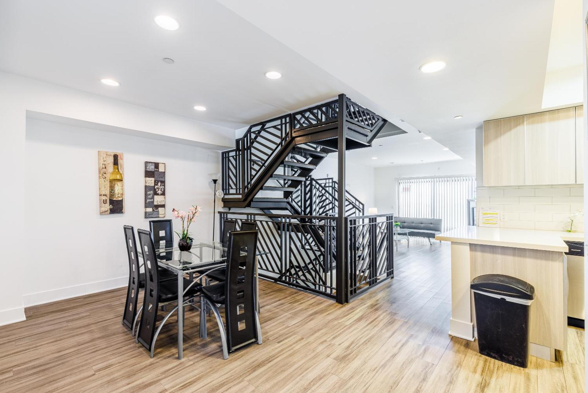 Sunset Boulevard Apartments — Photos 1